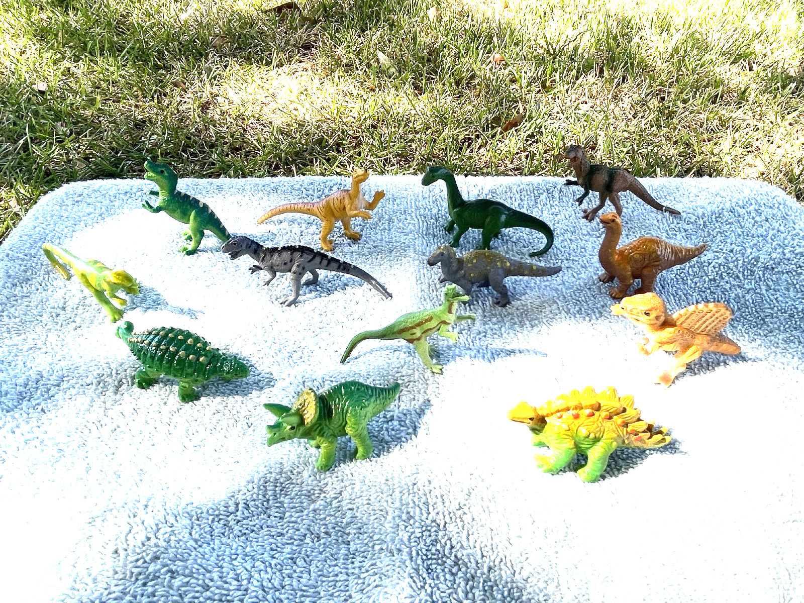 SET OF 13 toy dinosaurs/VERY NICE QUALITY/Educational/NEW