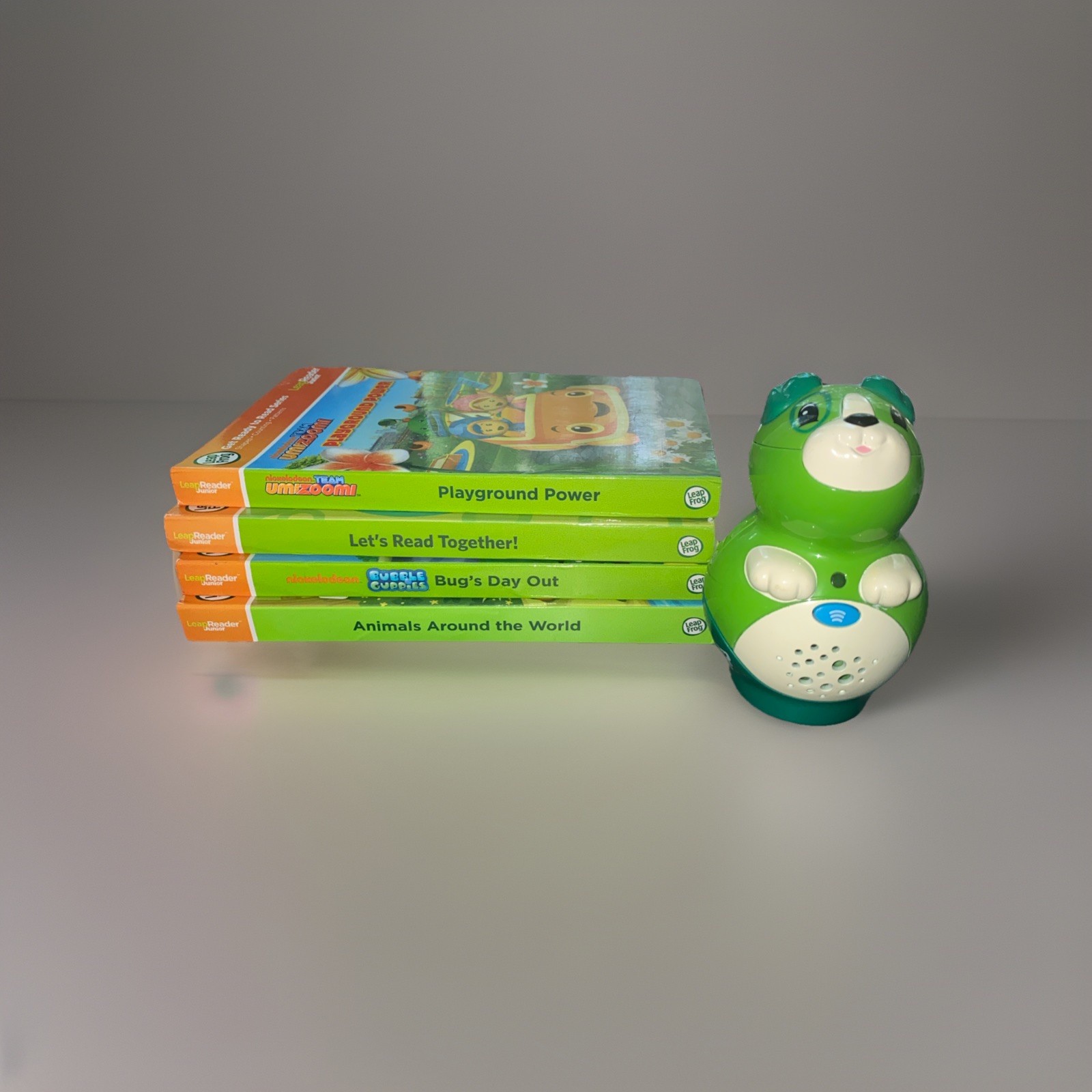 Leap Frog Tag Junior Green Scout Reader with 4 Books. EUC