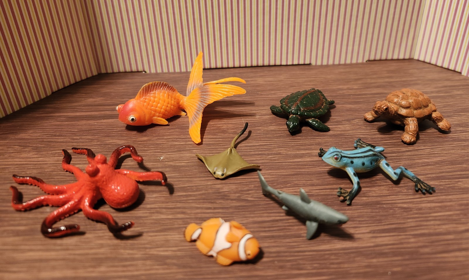 Wild Animal And Sea Life Plastic Play Figures – 16 Pieces