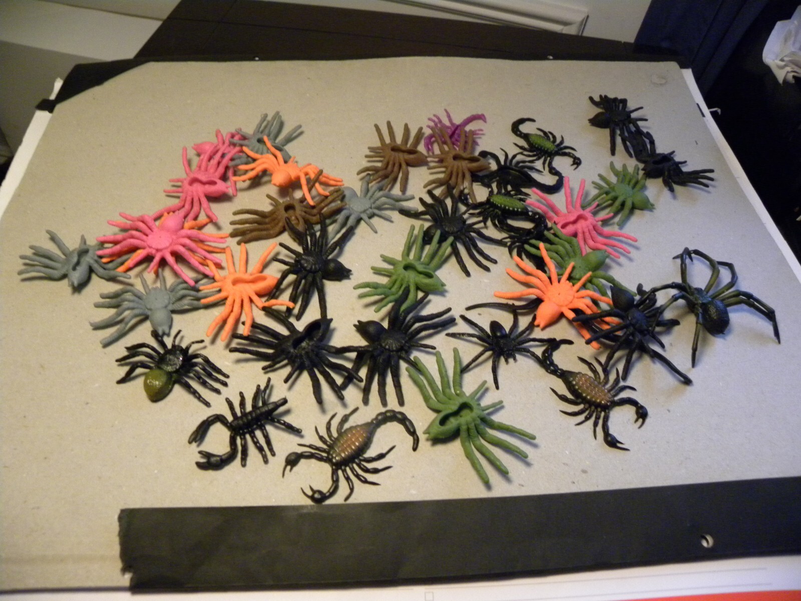 37 Lot 3″ x 2″ Plastic SPIDERS SCORPIONS Arachnid Insects Toys Spider Bug