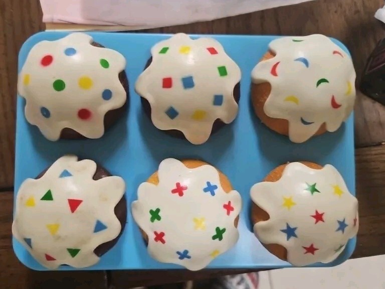 VINTAGE Learning Resources Sorting & SHAPES Cupcakes .