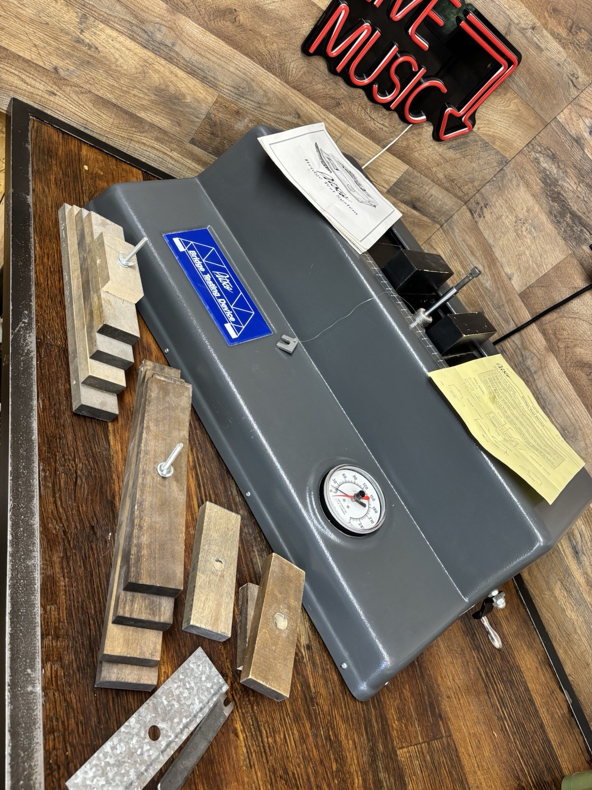 Pitsco Bridge Test Device 5004 with manual, in good condition, UNTESTED
