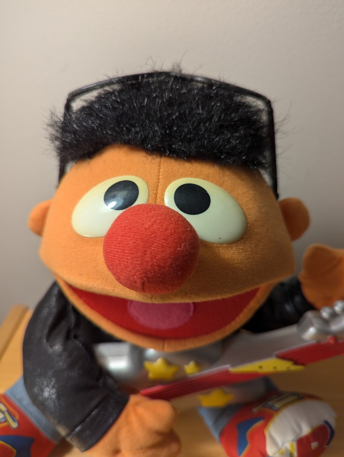 VINTAGE 1998 TYCO SESAME STREET ROCK N ROLL ERNIE PLUSH TALKING SINGING
