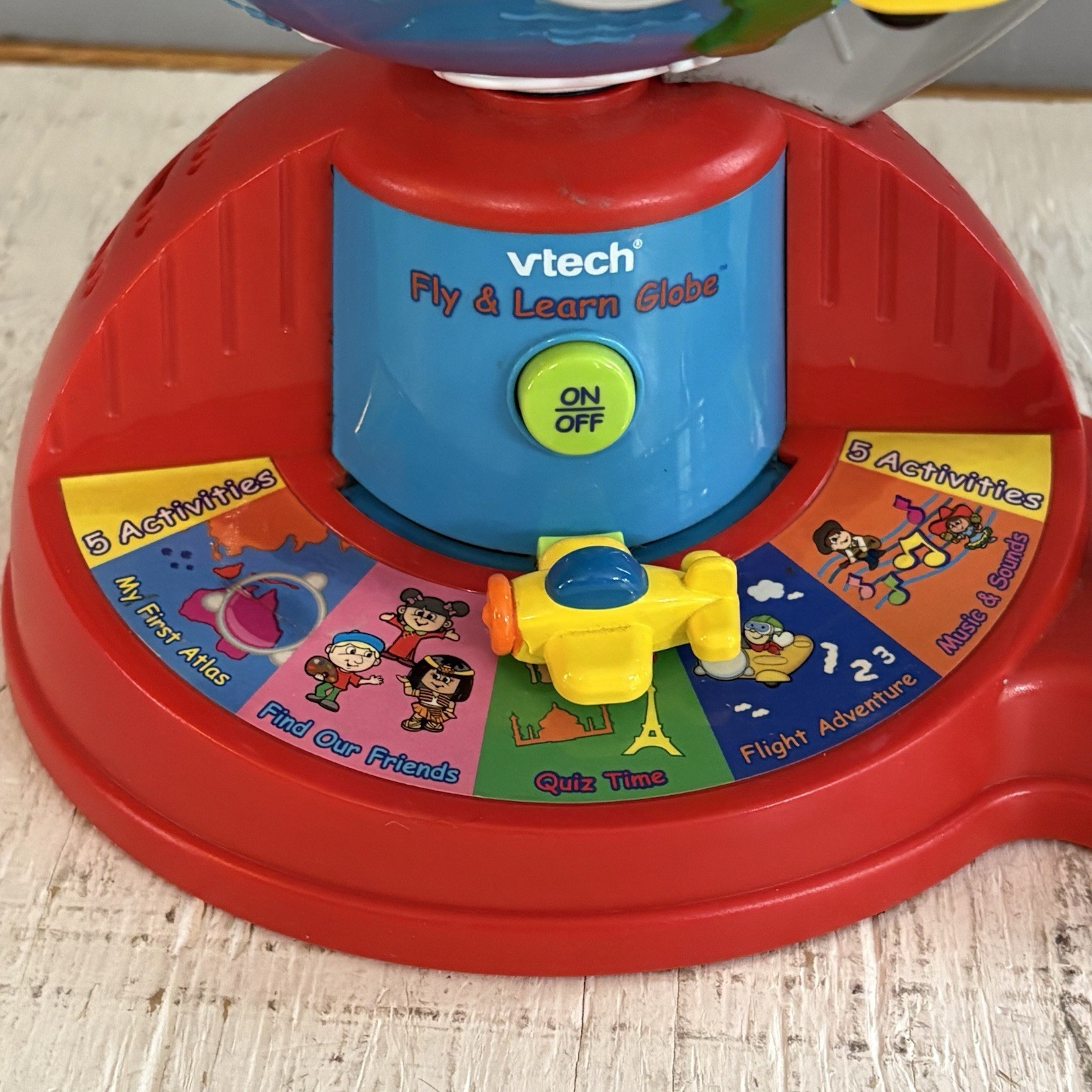 V-Tech Vintage Fly And Learn Talking Globe Educational Toy creates hours of Fun