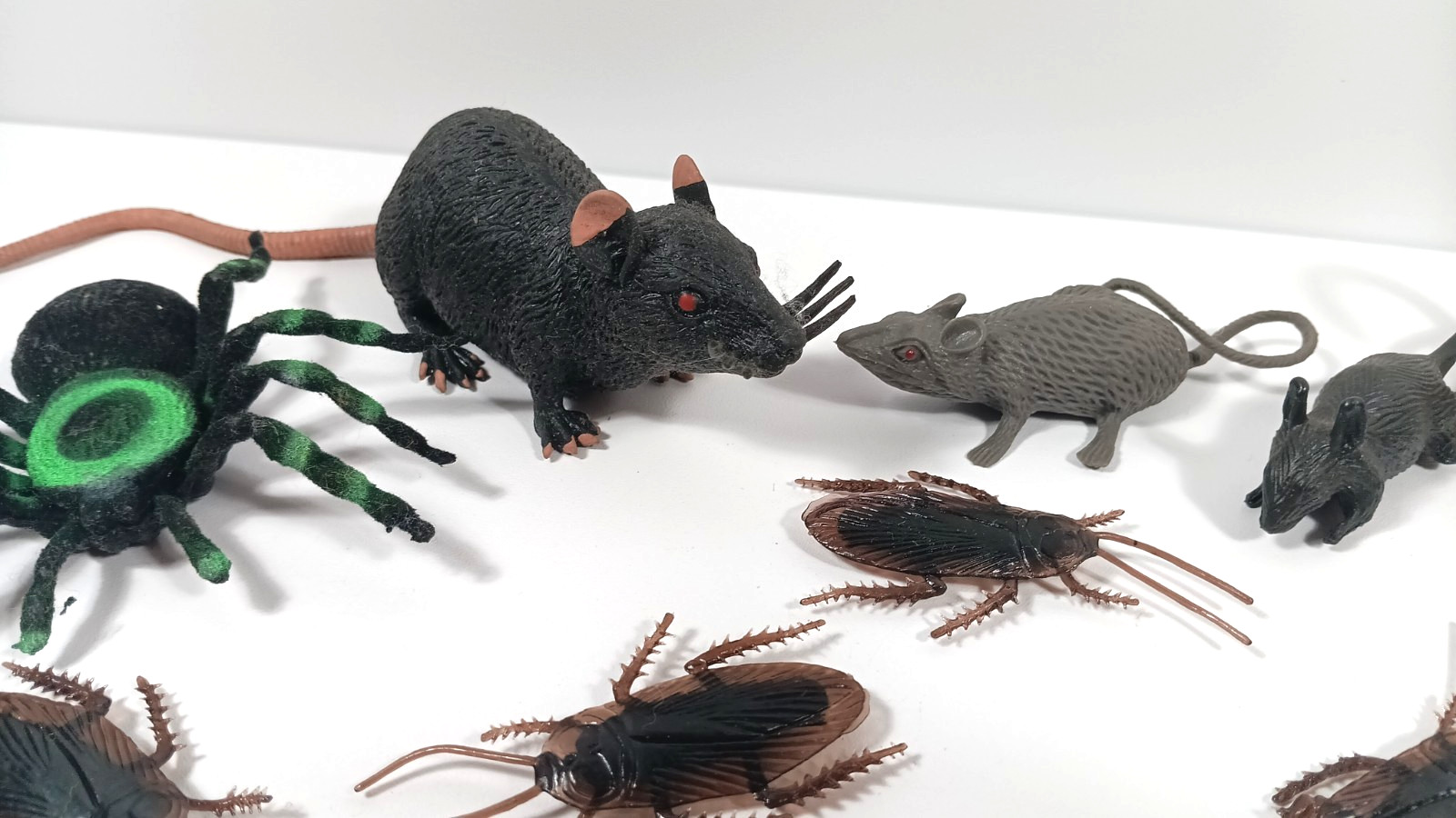 Lot of Rubber Plastic Creepy Bugs Insects Ants Flies Spider Roach Rats Toys