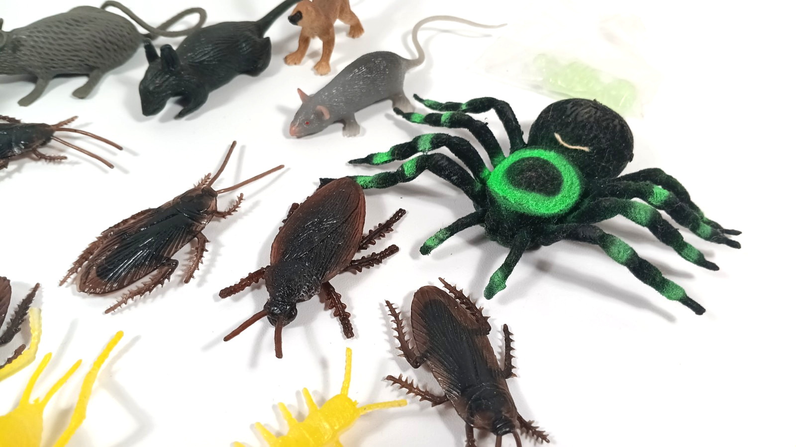 Lot of Rubber Plastic Creepy Bugs Insects Ants Flies Spider Roach Rats Toys