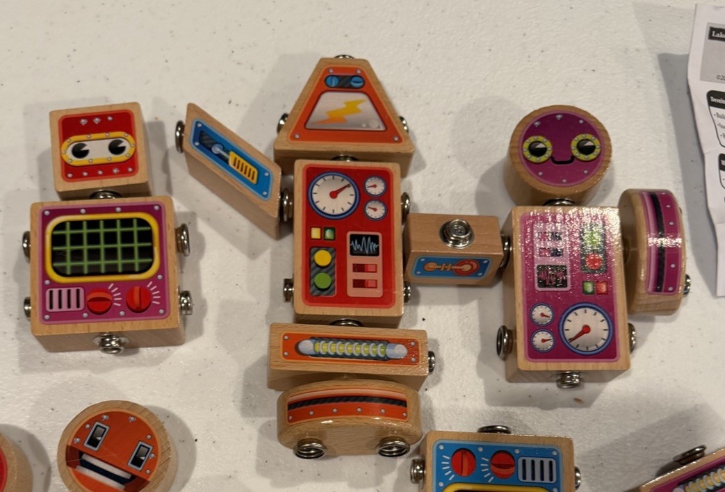 Lakeshore Snap Bots PP838 Robot Builder Wooden Blocks Learning Toy 34 Pieces