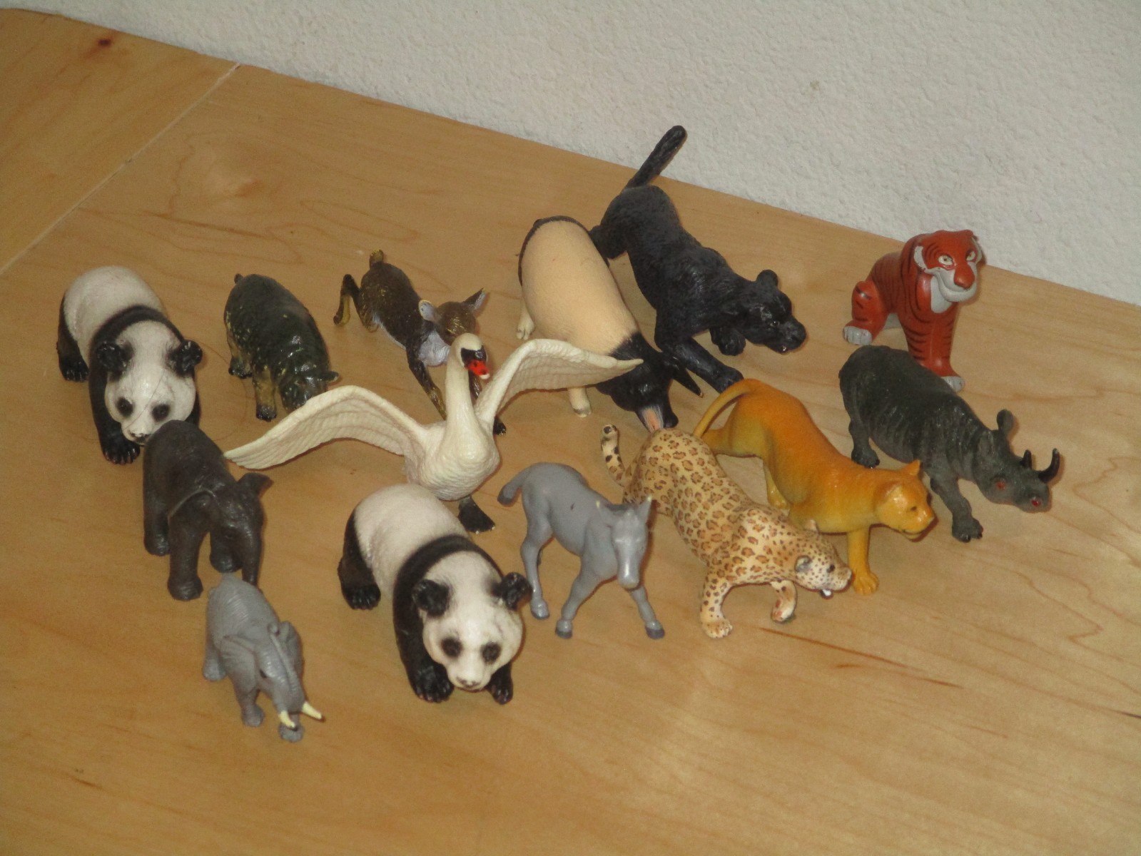 Lot of 14 Assorted Plastic Animals Decorations Play Set Good Pre Owned Condition