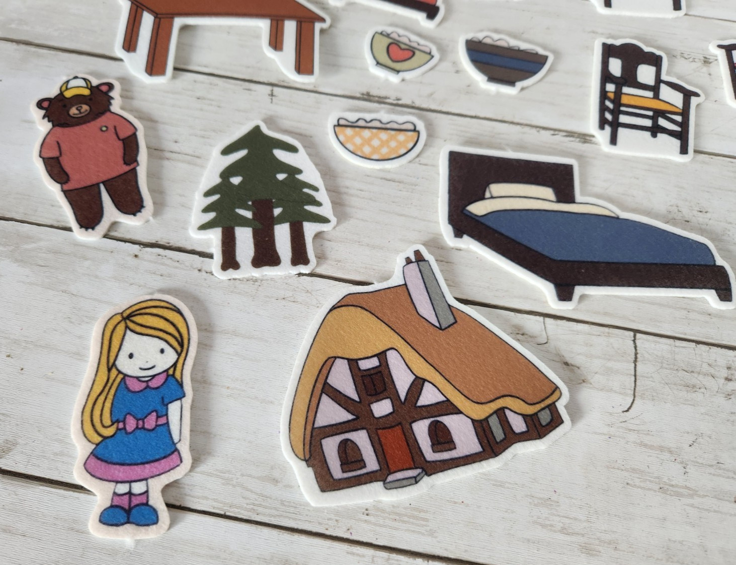Twinkl Education «Goldilocks & 3 Bears» Soft Felt Story Character Cut Outs