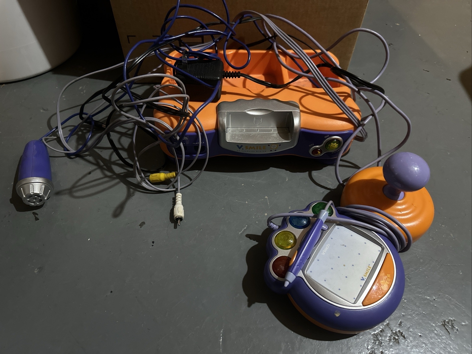 Vetch V-Smile Tv Learning System With Microphone And Controller Powers On READ