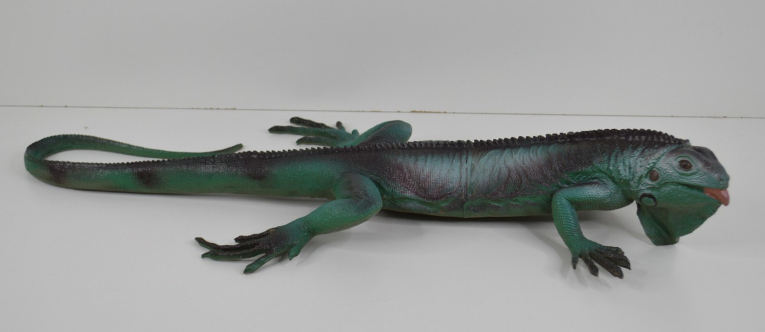 Vintage 1999 Large 26″ Realistic Iguana Toy Figurine Lawn Ornament Lizard