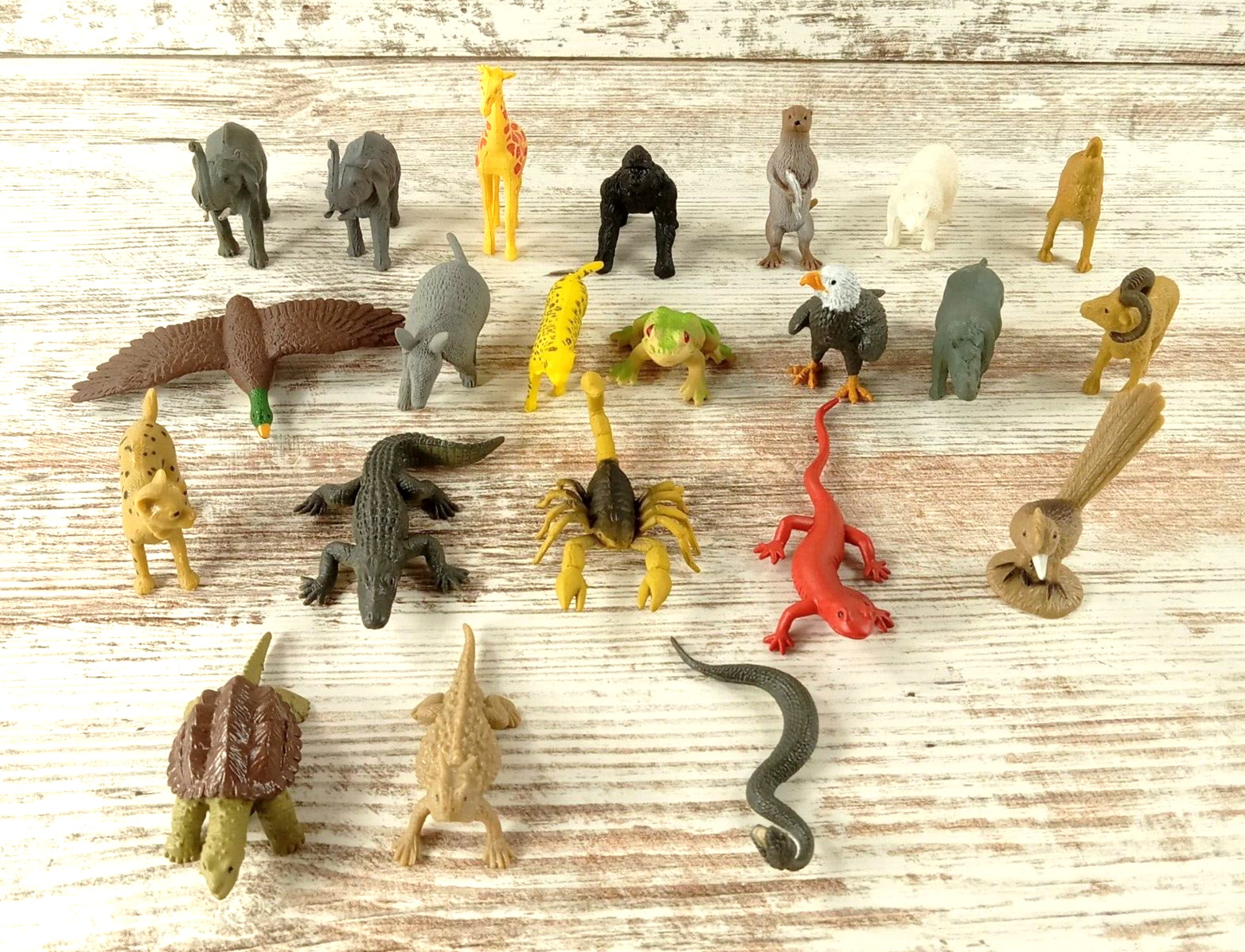 Lot of 22 Plastic Toy Animals Figures Figurines Giraffe Elephant Bald Eagle