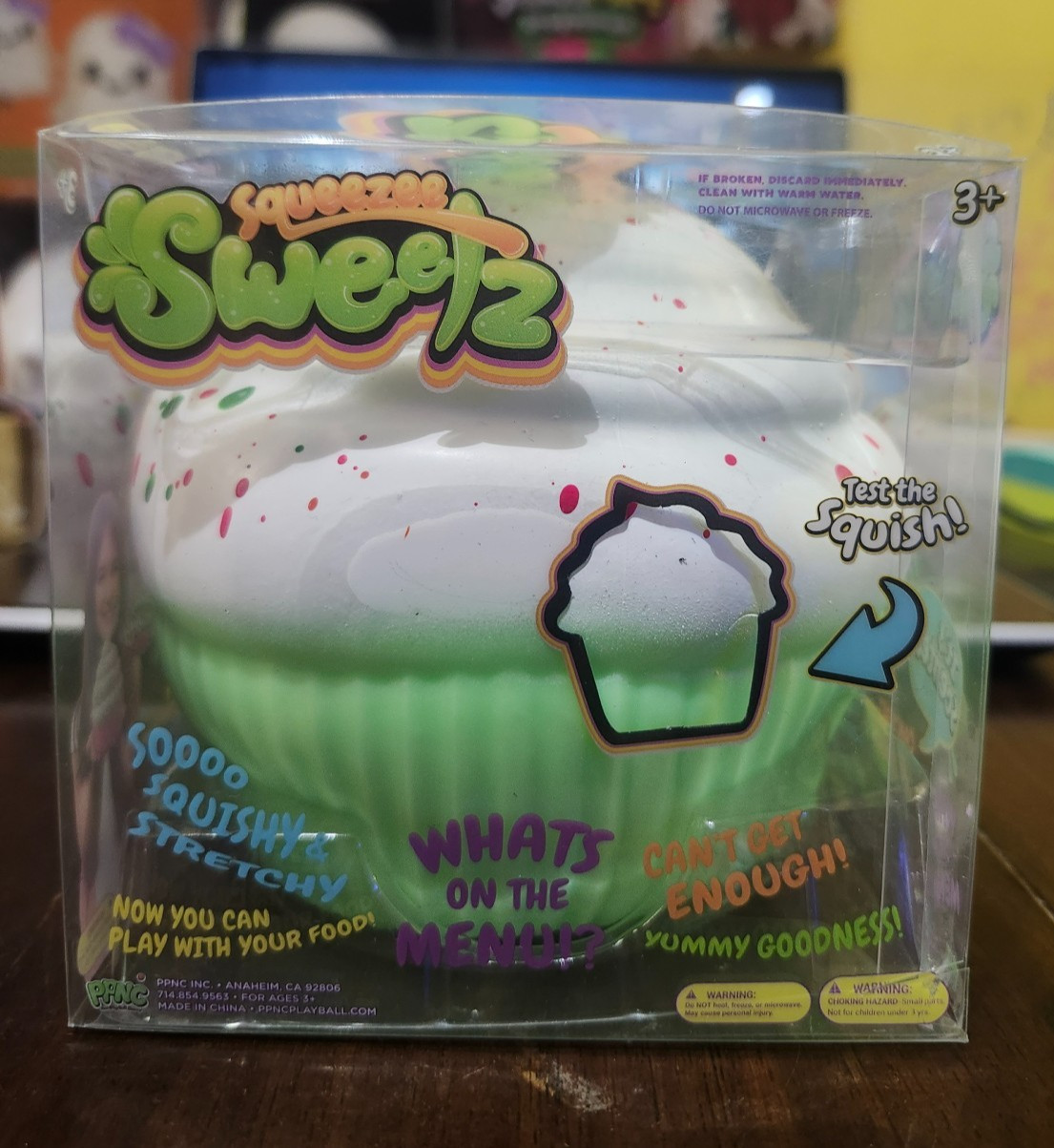 Squeezee Sweetz Scented Squishy Cupcake Squeeze Toy Green/White Ages RARE VIRAL