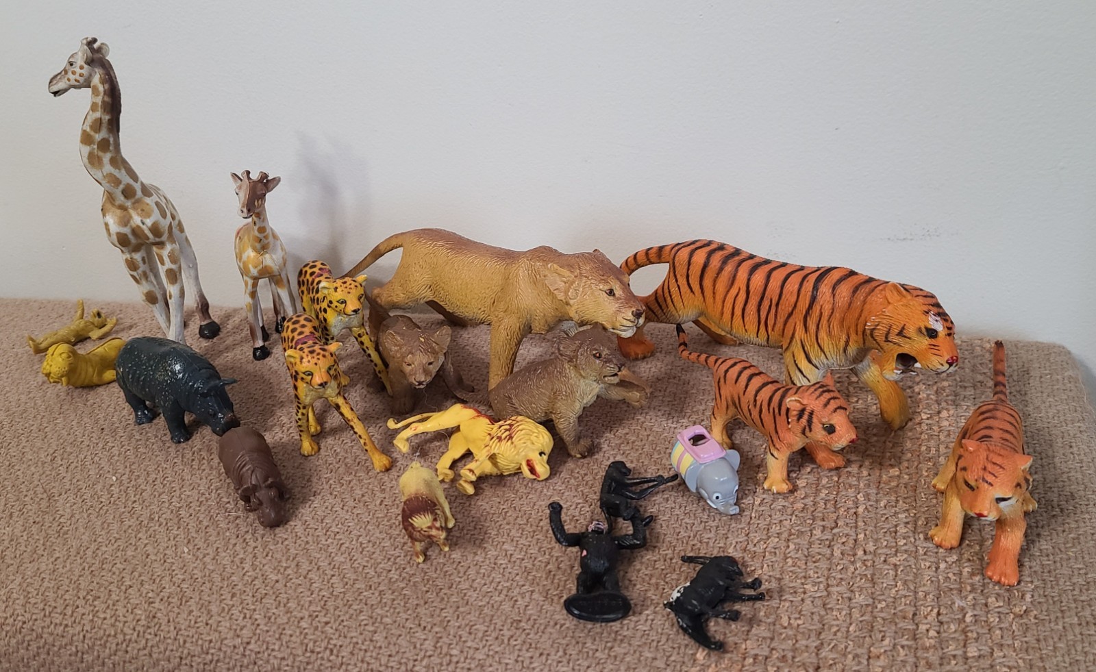 Plastic/Rubber Zoo Safari Wild Animal Figures Mixed Sizes Vtg Piece