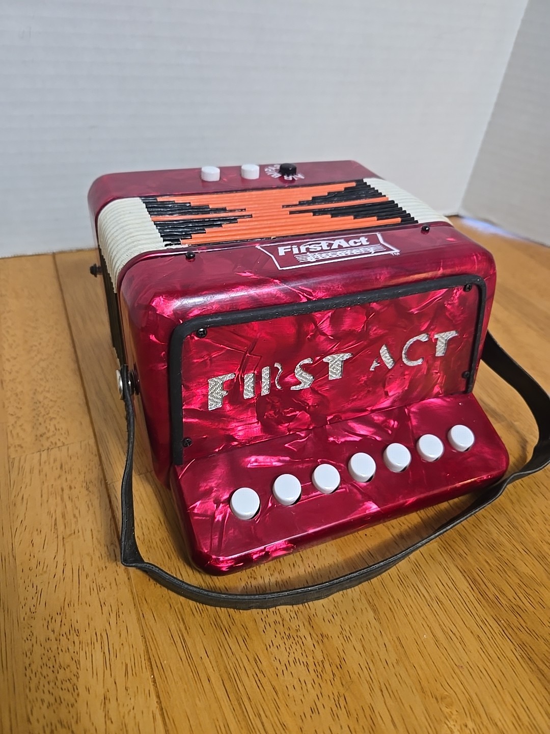 FIRST ACT DISCOVERY RED SPARKLE KIDS «ACCORDIAN» WORKS