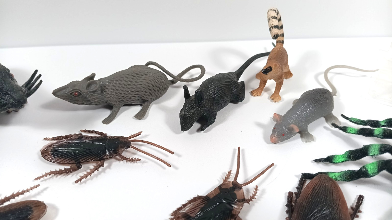 Lot of Rubber Plastic Creepy Bugs Insects Ants Flies Spider Roach Rats Toys