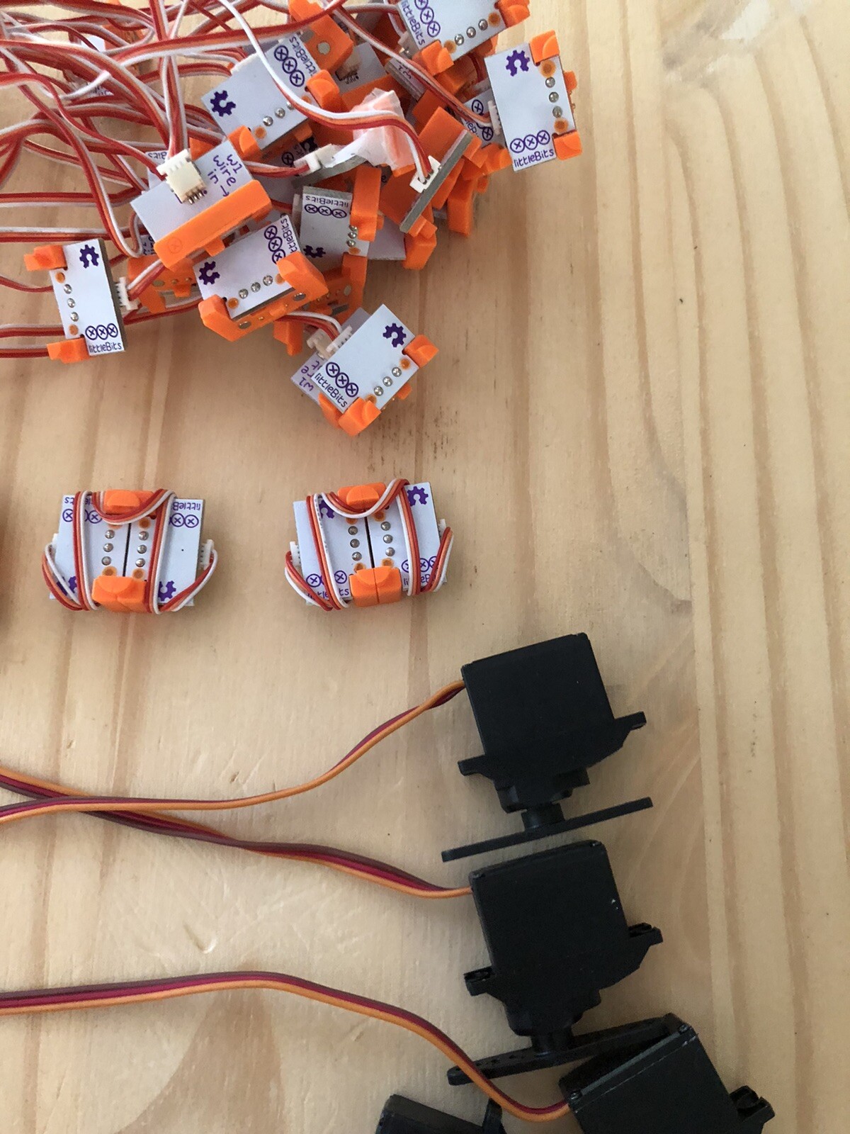 littlebits Bundle (6 Servo Motors, 36 W1 Wire & Other Pieces)