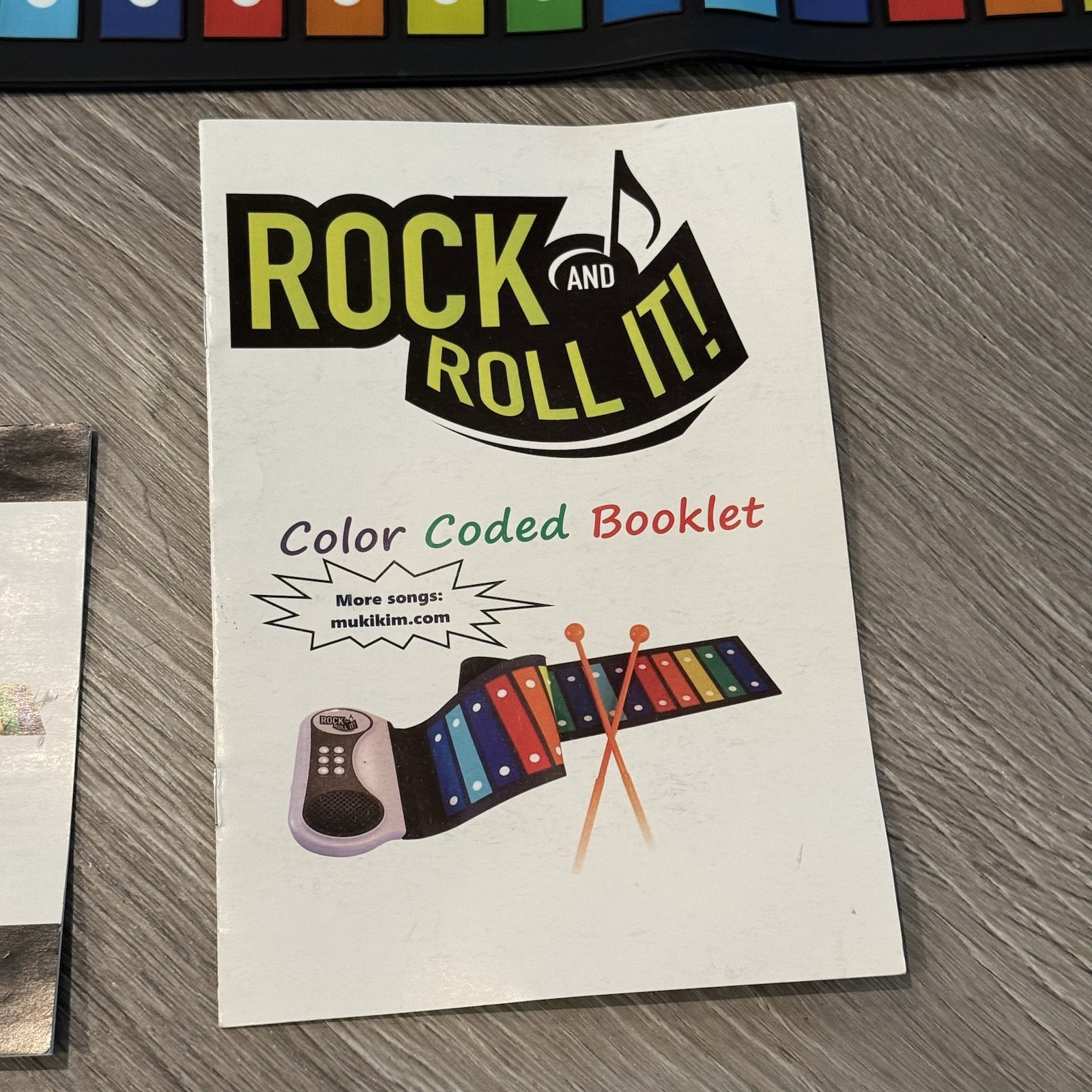 Rock And Roll It Hand Roll Rainbow Piano Flexible Keys Musical Toy Keyboard