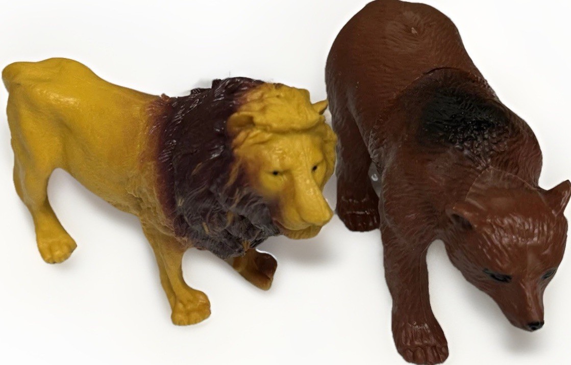 VTG Larger Size 1980s Plastic Lion & Bear Animal Figures Toy Lot (2) Lifelike