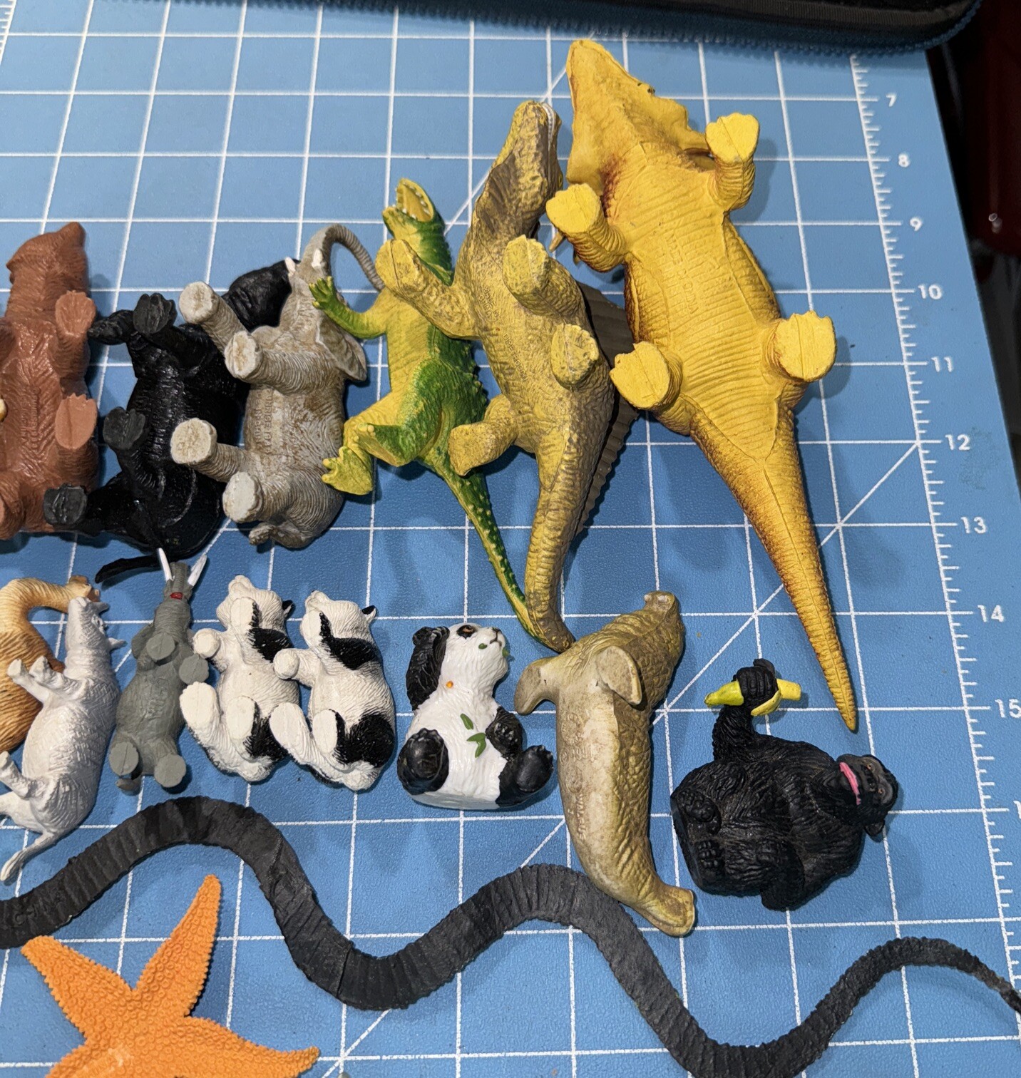Vtg 32 Animals Figures Toys Wild Zoo Plastic Rubber Mixed Safari K&M Funrise AAA