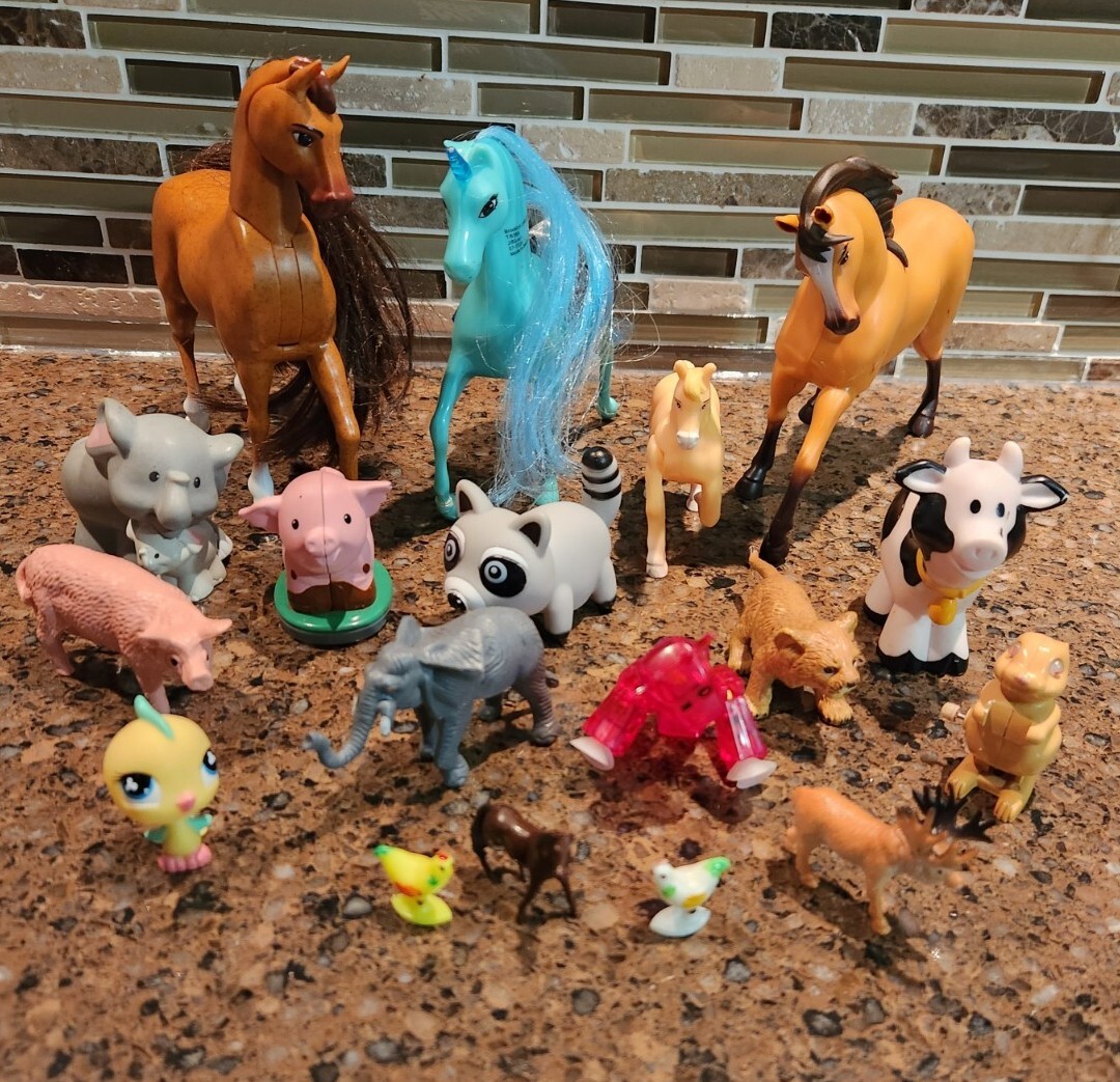 Lot of 18 Toy Animals Horses, Pigs, Cow, Raccoon, Chickens….