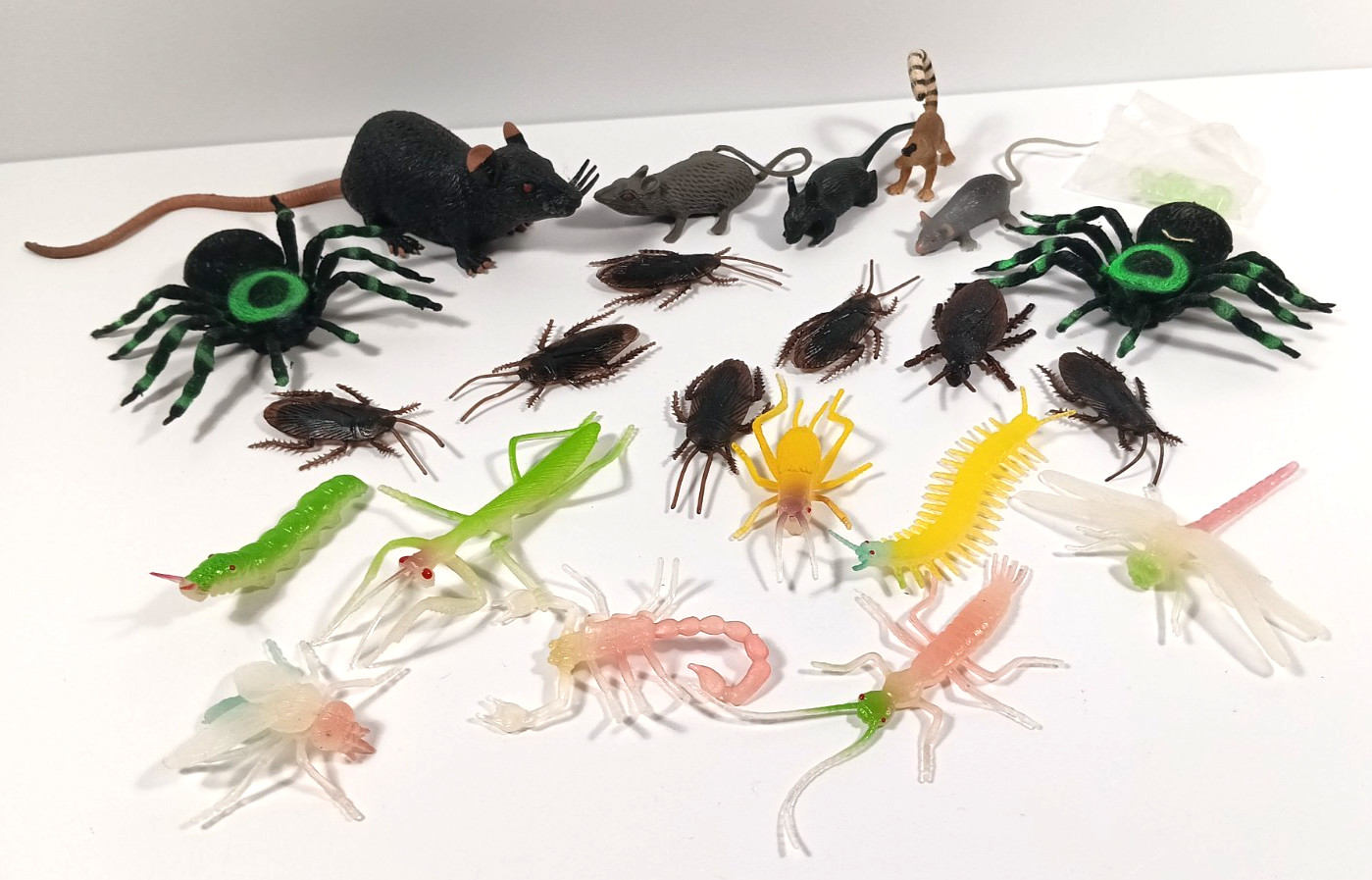 Lot of Rubber Plastic Creepy Bugs Insects Ants Flies Spider Roach Rats Toys