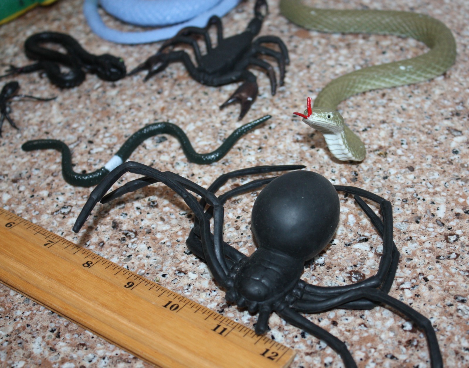 Lot of 12 Plastic/Rubber Toys Frogs Lizards Spiders Snakes Scorpian Alligator