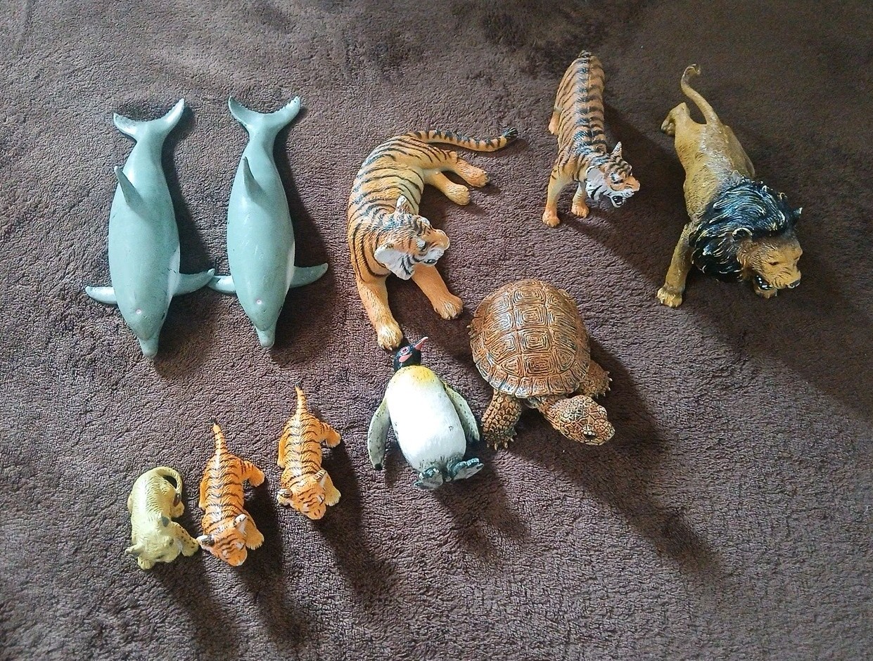 Vintage Lot Of AAA Plastic Animals Dolphins Tigers Penguins Various Sizes 👀 Pic