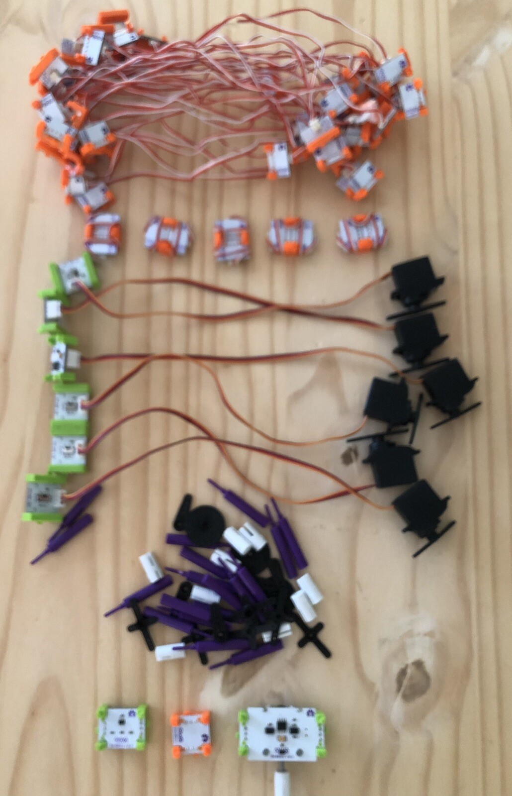 littlebits Bundle (6 Servo Motors, 36 W1 Wire & Other Pieces)