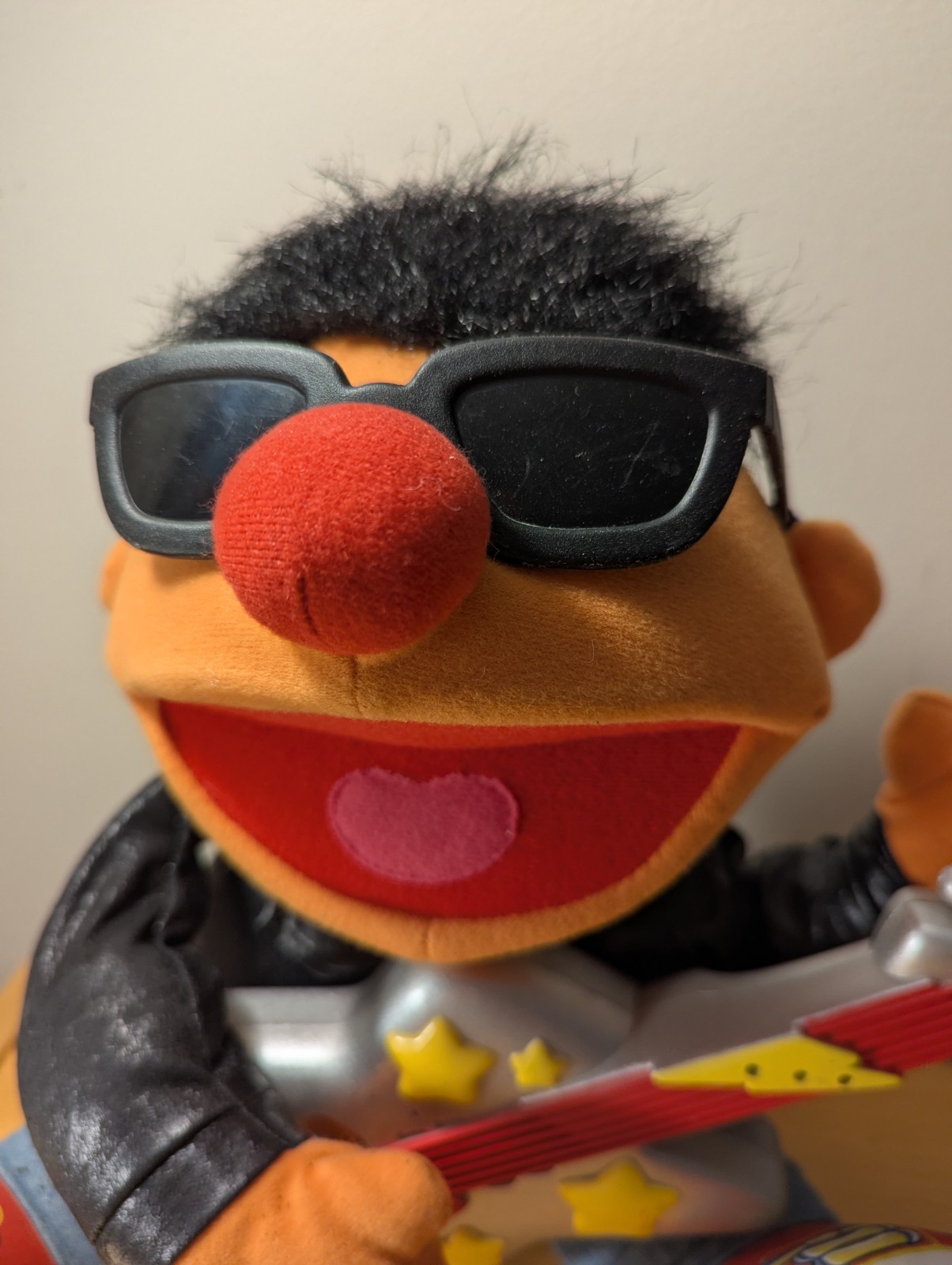VINTAGE 1998 TYCO SESAME STREET ROCK N ROLL ERNIE PLUSH TALKING SINGING
