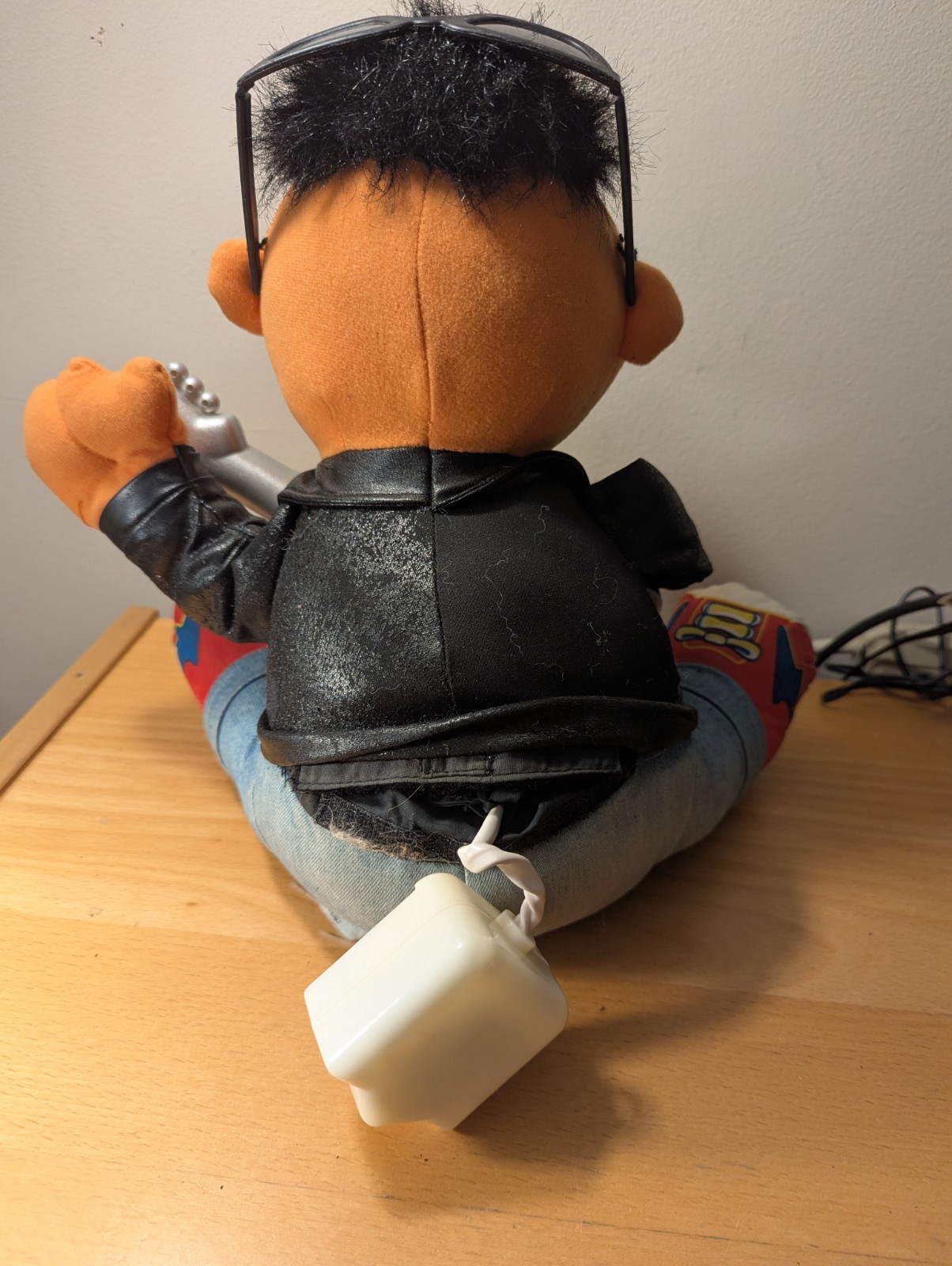 VINTAGE 1998 TYCO SESAME STREET ROCK N ROLL ERNIE PLUSH TALKING SINGING