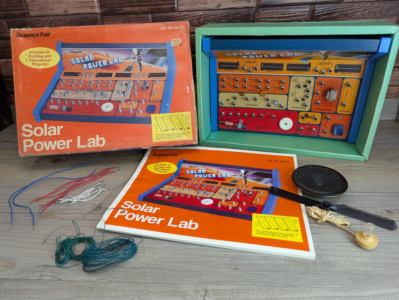 Solar Power Lab Cat No 28-255 25 Projects Kit Science Fair Radio Shack STEM Toy