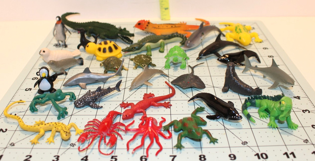 Lot of 30 Plastic Safari and unbranded sea animals, turtles, dolphins, Gecko