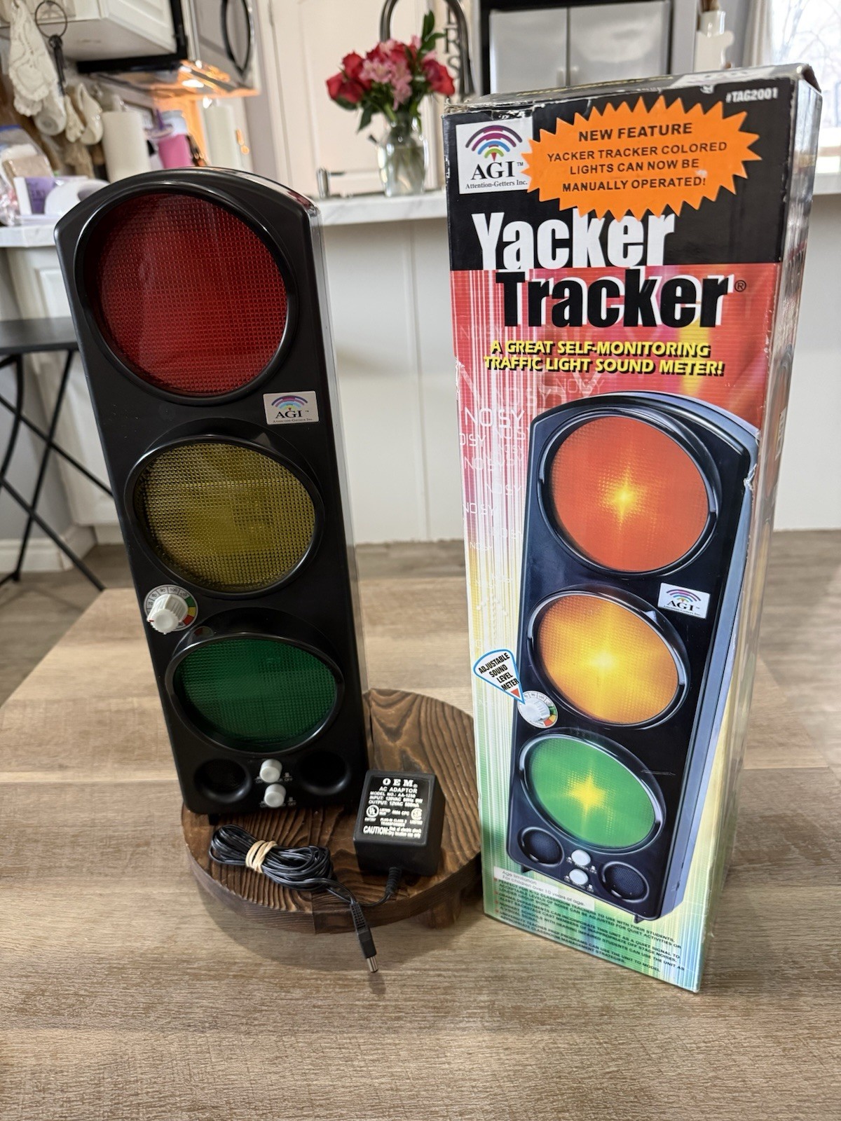 YACKER TRACKER Original SIGNAL LIGHT, TRAFFIC LIGHT SOUND METER By AGI EUC!!