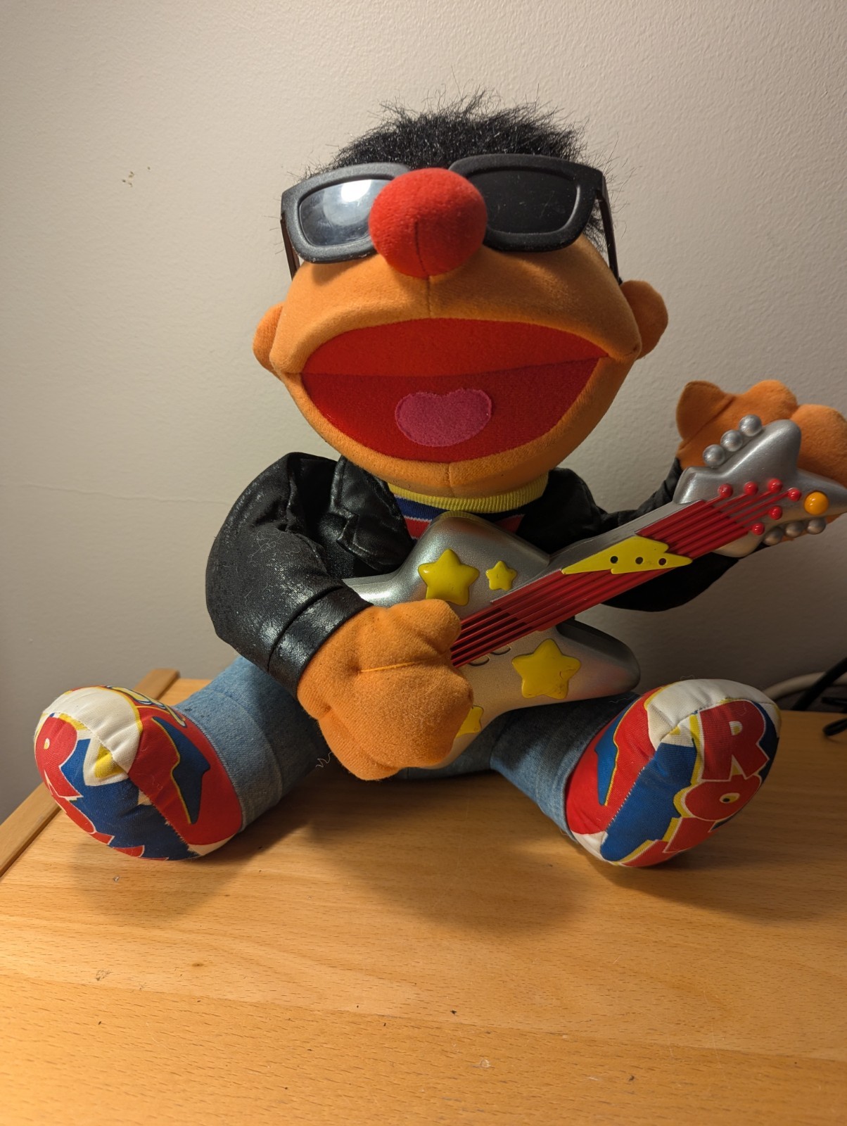 VINTAGE 1998 TYCO SESAME STREET ROCK N ROLL ERNIE PLUSH TALKING SINGING