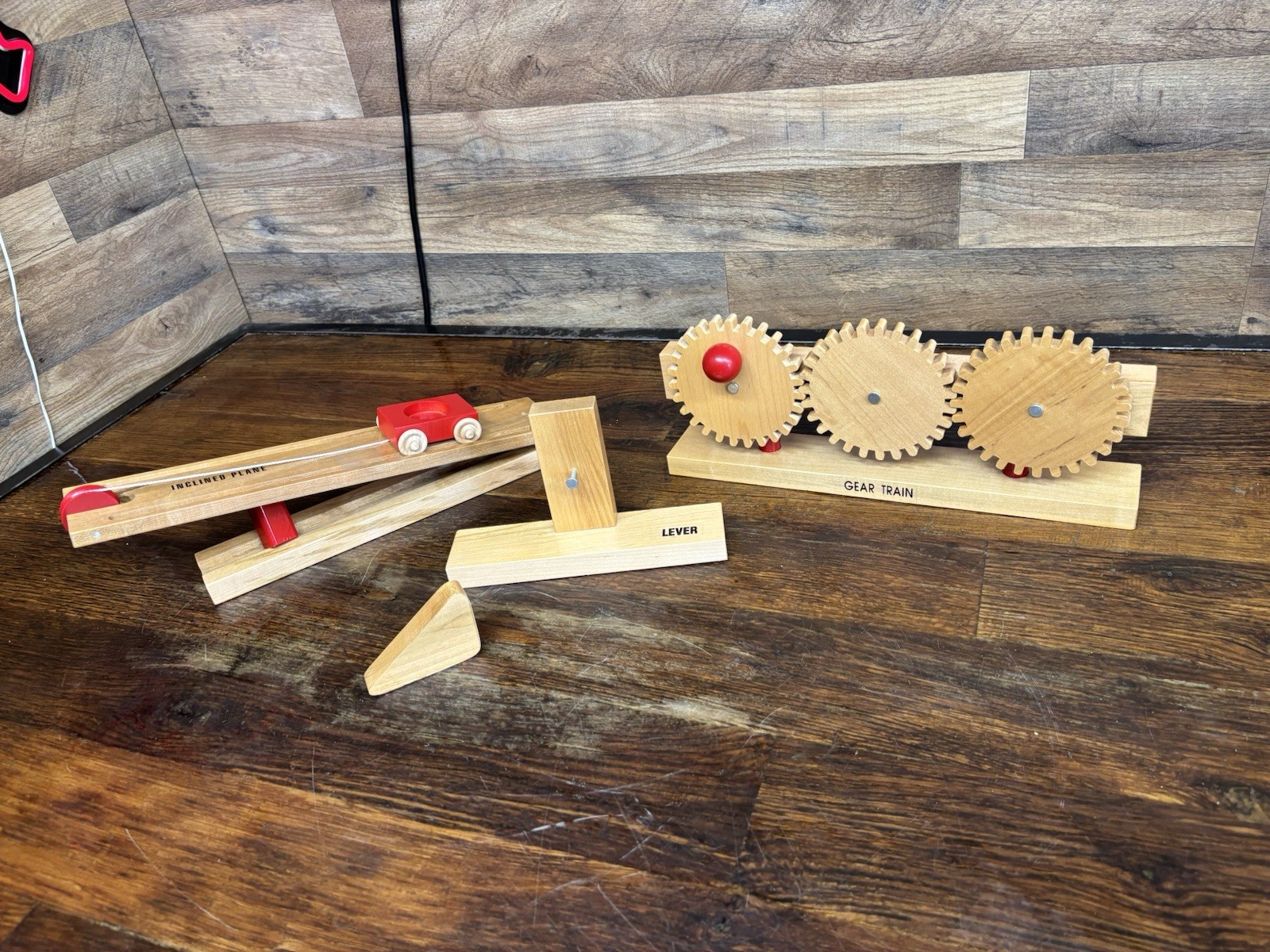 Crusader Toys Scientific Wooden Simple Machines: Gears, Inclined plane, lever