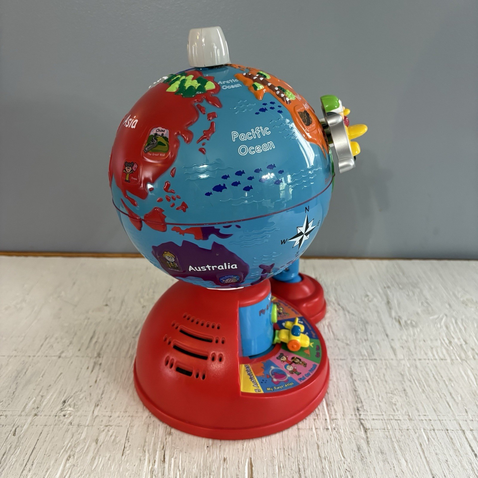 V-Tech Vintage Fly And Learn Talking Globe Educational Toy creates hours of Fun